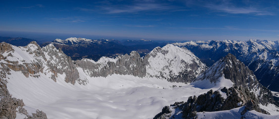 Panorama im Winter vom Leutascher Platt mit umrahmenden Bergen