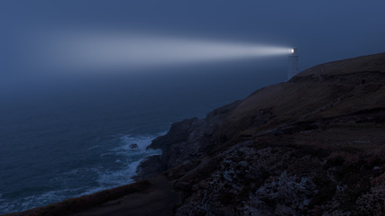 Der Leuchtturm von Trevose Head in Cornwall bei Nacht und Nebel