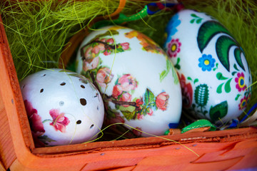 Kolorowe jaja Wielkanocne w koszyku © Heroc