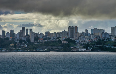 Naklejka premium Panoramę Salvador de Bahia w okresie letnim