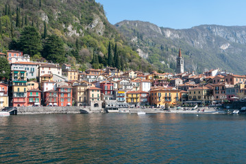 Fototapeta na wymiar Il borgo di Varenna visto dal lago di Como