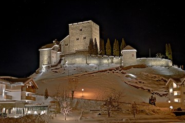 Burg Ladis bei Nacht