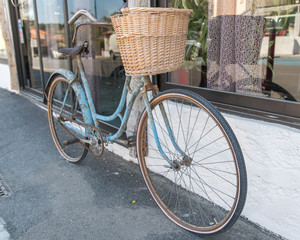 Fototapeta na wymiar bicyclette bleue