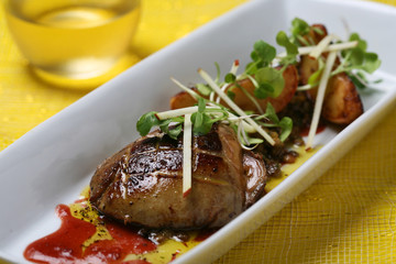 foie gras salteado con lentejas y salsa de tomate de árbol