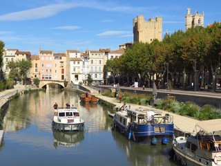 Narbonne, péniche naviguant sur le canal de la Robine, devant le pont des Marchands (France)