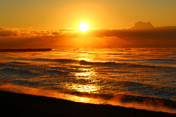 早朝の湘南の海