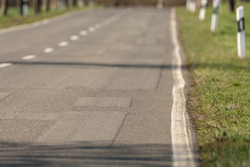 Landstraße mit Asphaltflicken als Hintergrund