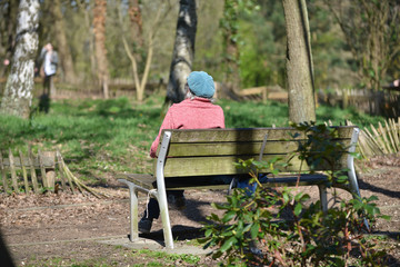 gens vieux seniors age vert environnement chapeau