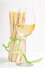 Spargel und Wein