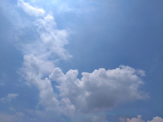 Obraz premium White soft cloud texture on blue sky background