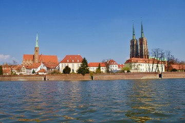 Obraz premium A panorama of a Wroclaw with church and a cathedral next to a river