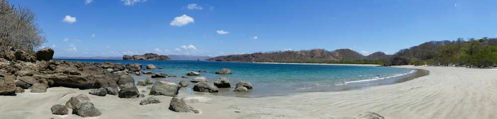 Fototapeta na wymiar scenic Playa Rajada near La Cruz