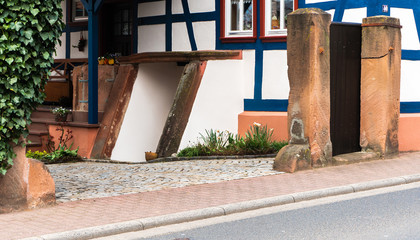 Fragment zabudowy mailego misteczka w Bawarii w Niemczech. Brama wjazdowa i wejscie do piwnicy.