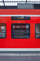 Züge streiken - Bahn Streik am Bahnhof mit Infotext am Zug Wagon