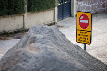 Traffic sign of prohibited meaning, for reasons of works in the street.