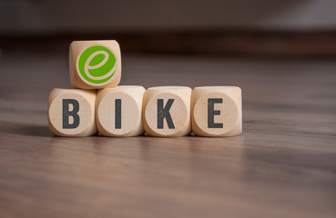 Würfel mit E-Bike