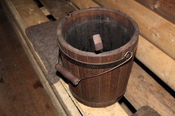 Fototapeta na wymiar wooden old water bucket in the bath 