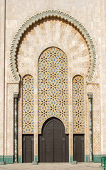 Tore der Hassan-II-Moschee mit wunderschönen Mustern, erbaut 1993. Die Hassan-II-Moschee ist die größte Moschee in Afrika und die fünftgrößte der Welt. © Yü Lan