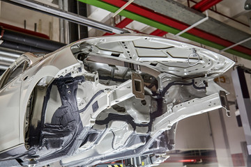 On the assembly line of automobile manufacturing, the body frame is being queued for processing and manufacturing.