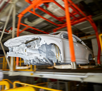 On the assembly line of automobile manufacturing, the body frame is being queued for processing and manufacturing.
