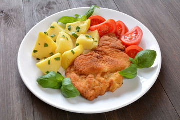 kotlet schabowy z ziemniakami i pomidorem