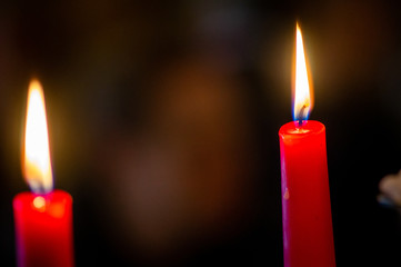 brennende Kerzen in Nahaufnahme 
