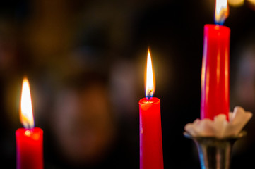 brennende Kerzen in Nahaufnahme 