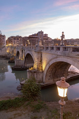 Vue du fleuve Tibre dans le centre de Rome en Italie