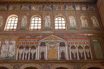 Fototapeta na wymiar Mosaic of the nave of the Basilica of Sant Apollinare Nuovo