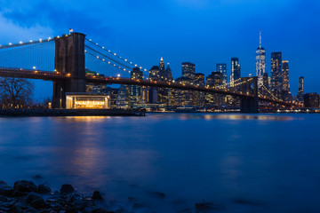 Plakat Brooklyn Bridge in Manhattan downtown with Cityscape at night New York USA