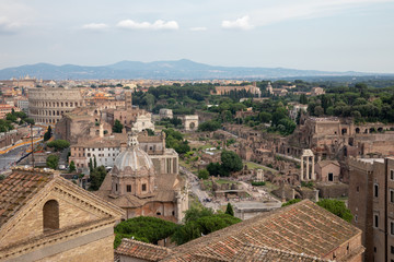 Obraz premium Panoramic view of city Rome with Roman forum and Colosseum from Vittoriano