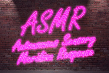 Leuchtreklame ASMR Autonomous Sensory Meridian Response an Ziegelsteinmauer