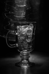 Glas mit rauchendem Eis