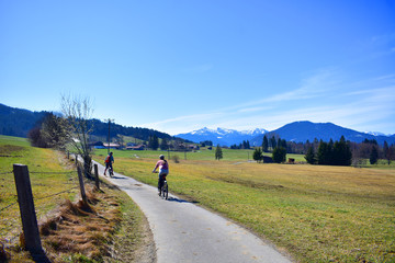 Obraz premium Cyclists in the bavarian alps