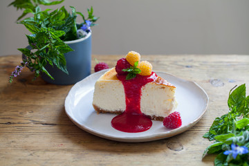 Vanilla cheesecake with raspberry sauce