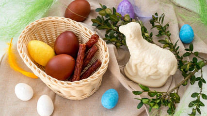 Wielkanocne śniadanie. Jajka, koszyczek, baranek. © PhotoHunter