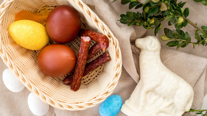 Wielkanocne śniadanie. Jajka, koszyczek, baranek.