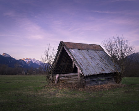 alte verfallene H&uuml;tte