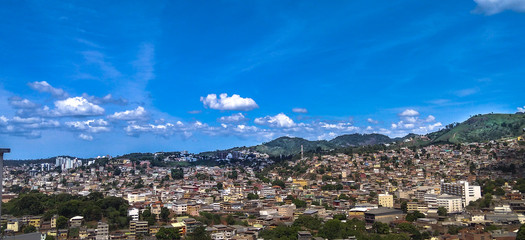 Naklejka premium paisagem cachoeiro de itapemirim com céu azul.