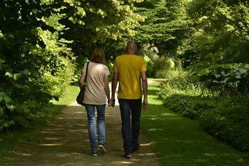 Fototapeta premium Couple marchant en toute tranquillité au milieu de la nature luxuriante du jardin botanique du domaine provincial de Vrijbroekpark à Malines