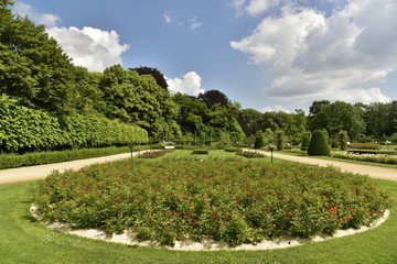 Fototapeta na wymiar Parterres de roses circulaire à la grande roseraie du domaine provincial de Vrijbroekpark à Malines