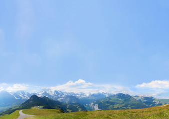 blauer Himmel und Berglandschaft Schweiz