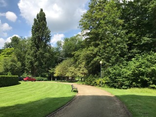 Route en gravier paisible traversant une pelouse au long de la végétation luxuriante du domaine provincial de Vrijbroekpark à Malines