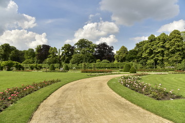 Allée circulaire principale à la grande roseraie du domaine provincial de Vrijbroekpark à Malines