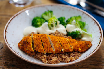 Spicy chicken with quinoa and broccoli
