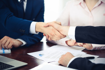 Obraz premium Uścisk dłoni ludzi biznesu kończąc spotkanie. Uścisk dłoni przy udanych negocjacjach