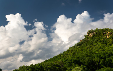 Obraz premium Heart shaped cloud over a hill