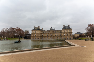 Fototapeta na wymiar Palace in jardin du Luxembourg