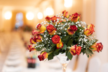 Bukiet róż na tle sali bankietowej © piotrszczepanek
