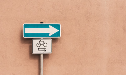 Znak drogowy , nakaz lub zaka jazdy. Dla samochodow i rowerzystow.
